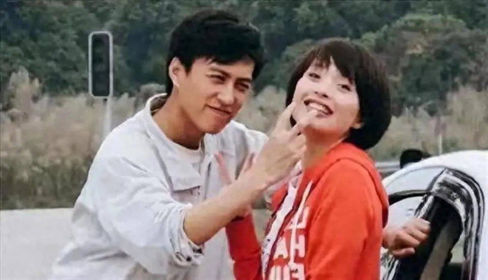 股票配资实盘论坛 她26岁成双料影后，二婚嫁靳东高龄生下俩儿子，如今48岁被宠成宝